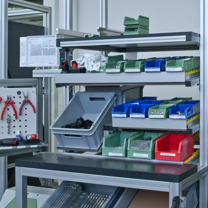 Tabtec Arbeitsplatzsystem mit farbigen Polyboxen in unterschiedlicher Größe